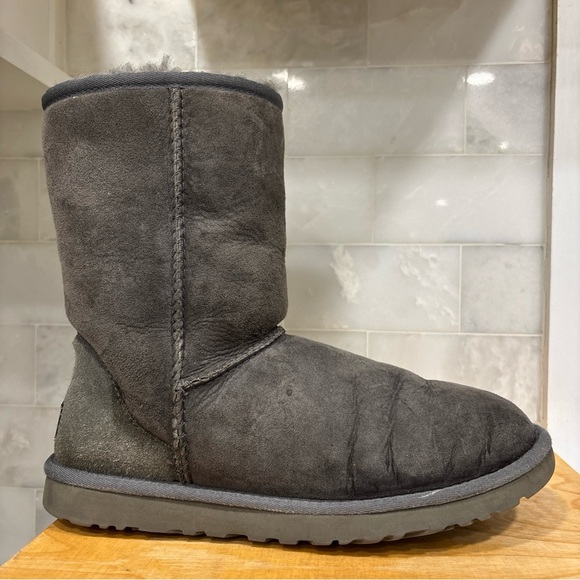 UGG Australia Size 9 Classic Short Sheepskin Lined 5825 Gray Leather Boots - Picture 1 of 16